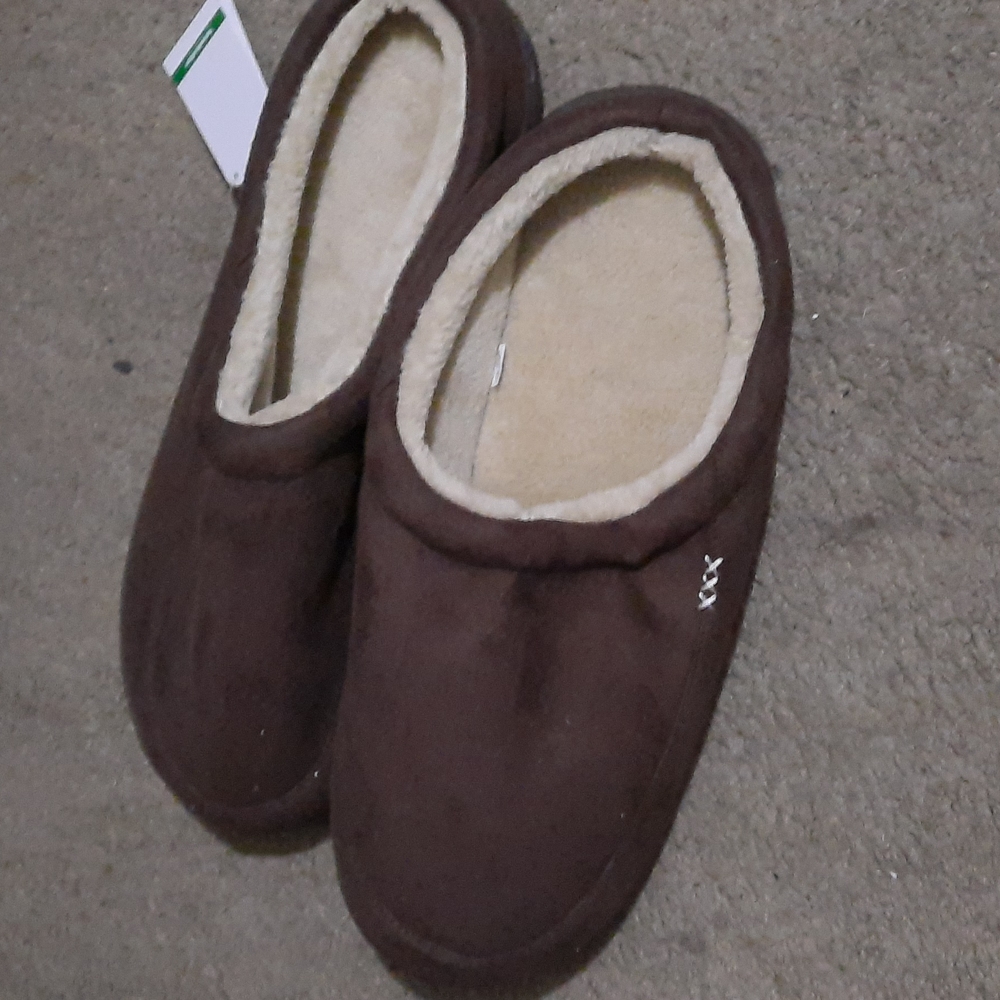 NWT NewDenBer Men's Cozy Memory Foam Slippers.